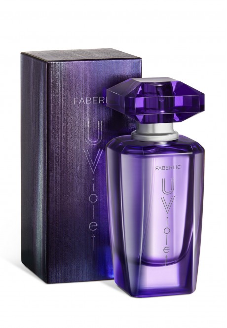 Купить Фиолетовый стеклянный флакон Faberlic UViolet с граненой крышкой стоит перед темной коробкой с тем же названием. из каталога Фаберлик.