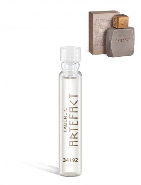 Купить Флакон парфюмерной воды Faberlic ARTEFIKT с прозрачной жидкостью и белой крышкой на белом фоне; видна упаковка керамическим и текстовым дизайном рядом из каталога Фаберлик.