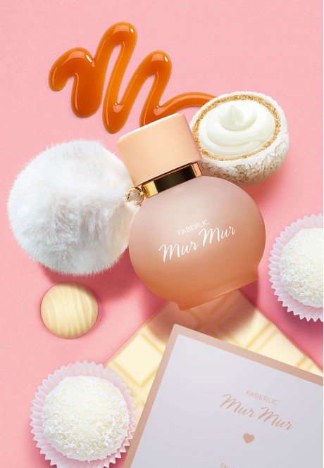 Купить Розовый флакон Faberlic Mur Mur лежит рядом с кокосовыми десертами, белым помпоном и карамельным завитком на нежном розовом фоне. из каталога Фаберлик.