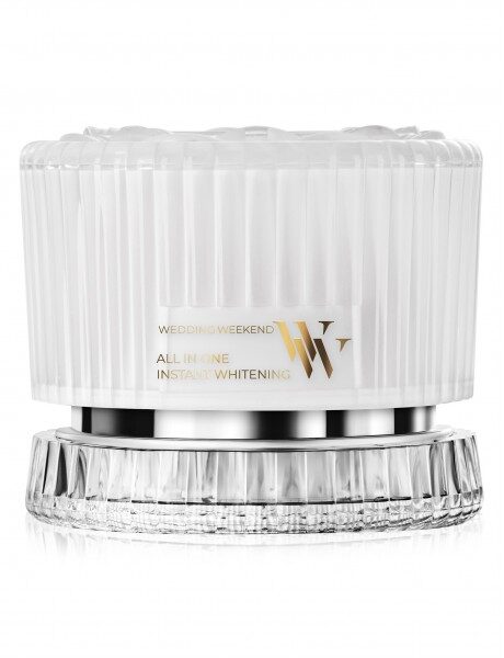 Купить На белом фоне стоит крем Wedding Weekend All In One Instant Whitening в рельефном белом флаконе с прозрачным основанием и золотым логотипом. из каталога Фаберлик.