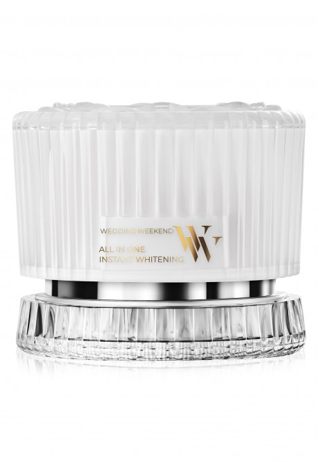 Купить На белом фоне стоит крем Wedding Weekend All In One Instant Whitening в рельефном белом флаконе с прозрачным основанием и золотым логотипом. из каталога Фаберлик.