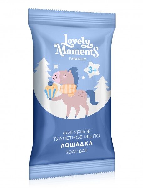 Купить Мыло-блок Lovely Moments от FABERLIC с изображением лошадки на синем фоне, заснеженные деревья и надпись 3+ из каталога Фаберлик.